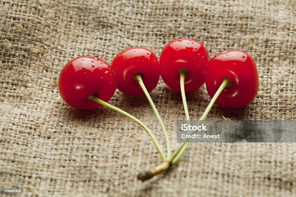 Rouge cerise tas sur hessian arrière-plan - Photo de Aliment libre de droits