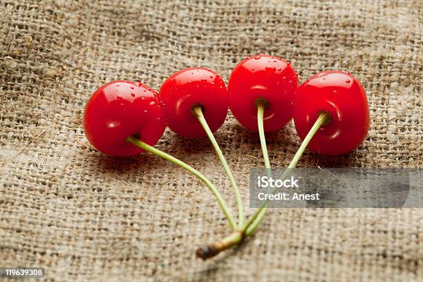 Photo libre de droit de Rouge Cerise Tas Sur Hessian Arrièreplan banque d'images et plus d'images libres de droit de Aliment - Aliment, Aliments et boissons, Cerise