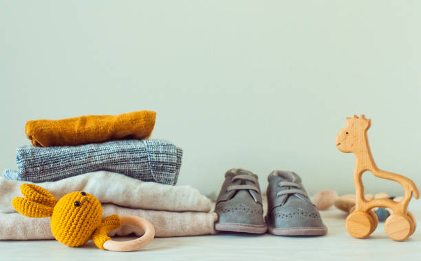 juguetes de madera, zapatos de bebé y ropa orgánica en el estante - domestic room child furniture nobody fotografías e imágenes de stock