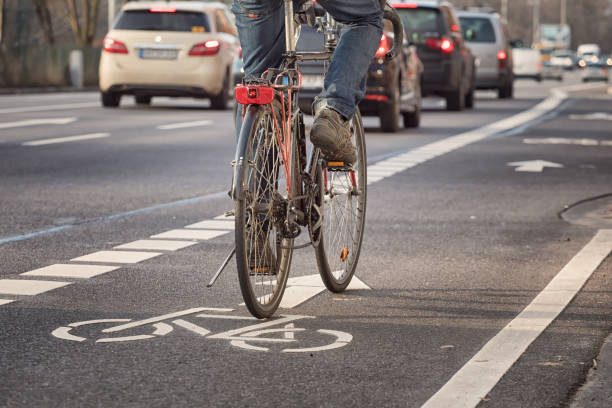 city_cyclist - bicycle sign symbol bicycle lane photos et images de collection