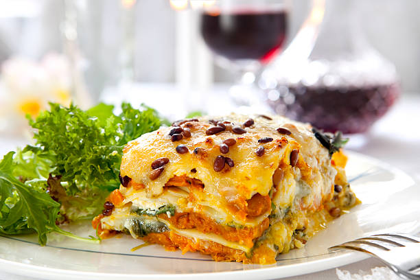 vegetarische lasagne - pine nut fotos stock-fotos und bilder