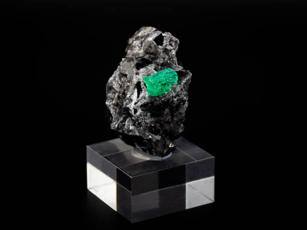 skała z surowym szmaragdowym kryształem z czarnym tłem - garnet precious gem gem green zdjęcia i obrazy z banku zdjęć