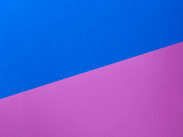 zwei trendige farbige papiere in diagonaler oberansicht angeordnet. rosa und blau papier textur abstrakten hintergrund mit kopierraum für ihr design. - twotone stock-fotos und bilder