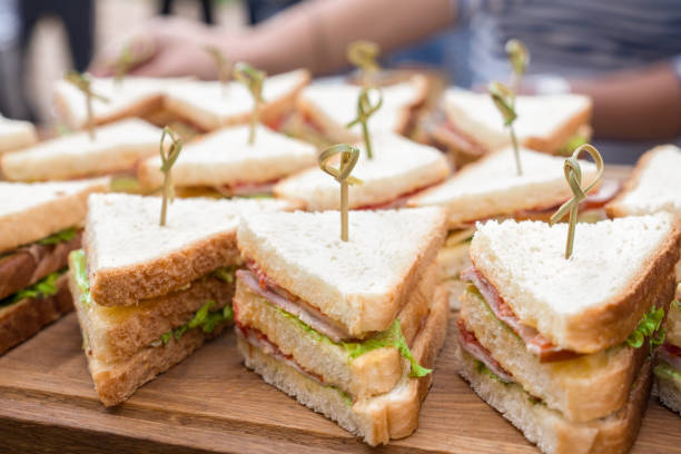 kosher catering fundo. bufê de comida. fundo de barra deslizante. controles deslizantes veganos, presunto e barra de controle de vegetais. comida de buffet para bufê de festas. buffet gourmet culinária culinária. bandeja de sanduíche - appetizer bread breakfast close up - fotografias e filmes do acervo