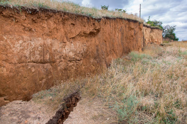 couches de terre avec des fissures dues aux glissements de terrain de la catastrophe écologique du sol. - quake damaged section photos et images de collection