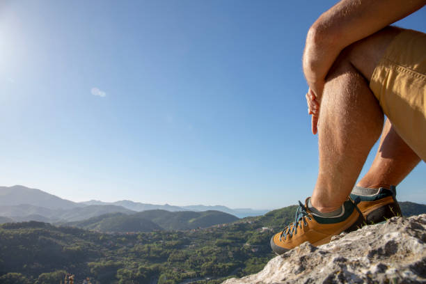 detalhe dos pés do homem em uma rocha acima das montanhas e do vale - 15855 - fotografias e filmes do acervo
