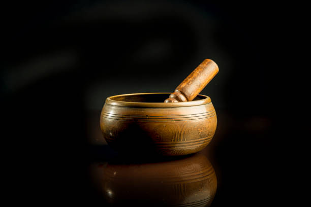 孤立したチベットボウル - music wellbeing rin gong bowl ストックフォトと画像