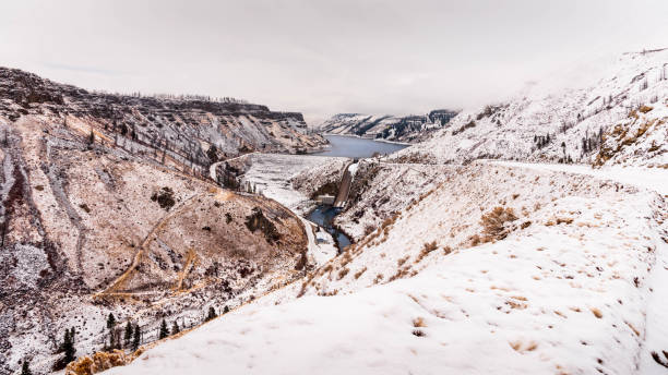 anderson ranch dam in inverno sulla forcella sud del fiume boise in idaho. - boise river foto e immagini stock