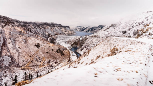 アイダホ州のボイシ川のサウスフォークの冬のアンダーソンランチダム。 - boise river ストックフォトと画像