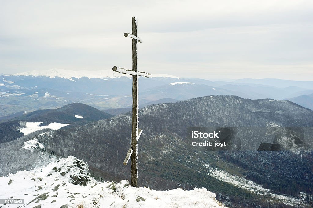 Cruz en la cima de la montaña - Foto de stock de Aire libre libre de derechos
