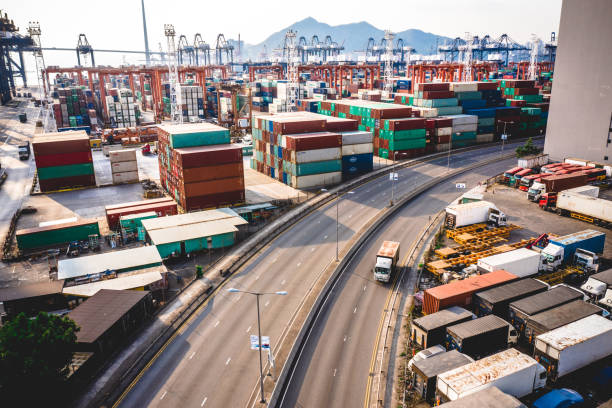 junction en hong kong - cargo container shipping harbor trading fotografías e imágenes de stock
