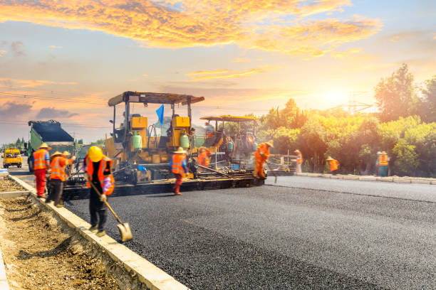 建設現場は、新しいアスファルト道路舗装を敷設しています - road works ahead ストック��フォトと画像