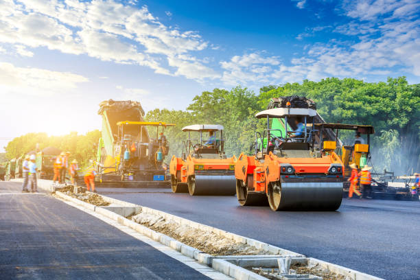 строительная площадка укладывает новый асфальтовое дорожное покрытие - industrial equipment steamroller construction vehicle construction equipment стоковые фото и изображения