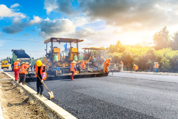 строительная площадка укладывает новый асфальтовое дорожное покрытие - industrial equipment steamroller construction vehicle construction equipment стоковые фото и изображения