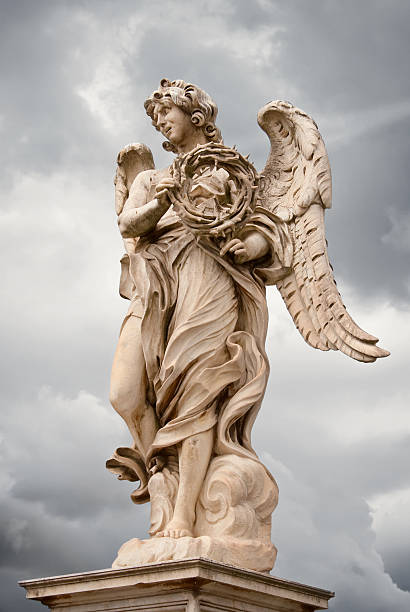 天使の像ソーンクラウンにポンテ sant'angelo - angel ponte sant angelo statue castel santangelo ストックフォトと画像