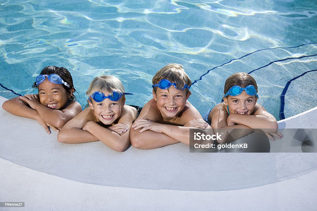 Crianças sorrindo na beira da piscina - Foto de stock de Piscina royalty-free