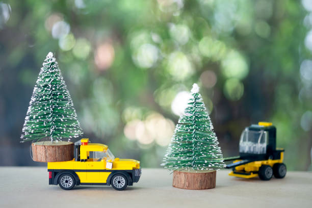 entrega do caminhão de coletor da árvore de natal. feliz ano novo e feliz natal - pick up truck truck toy figurine - fotografias e filmes do acervo