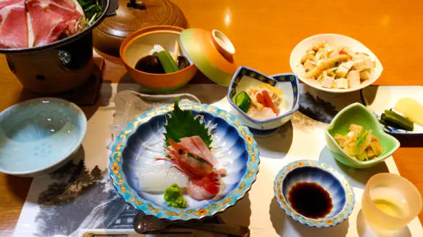 Kaiseki ryori (懐石料理) is a traditional Japanese multi-course meal. Fresh sashimi, meat dishes baked in a small pot, and beautiful side dishes will add to our appetite. It has a good balance and is a very healthy diet.