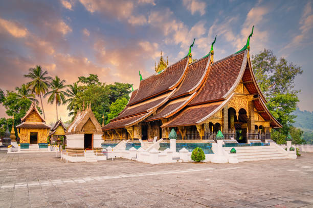 laos sunset wat xien thong luang prabang crépuscule d'or - asia buddha buddhism carving photos et images de collection