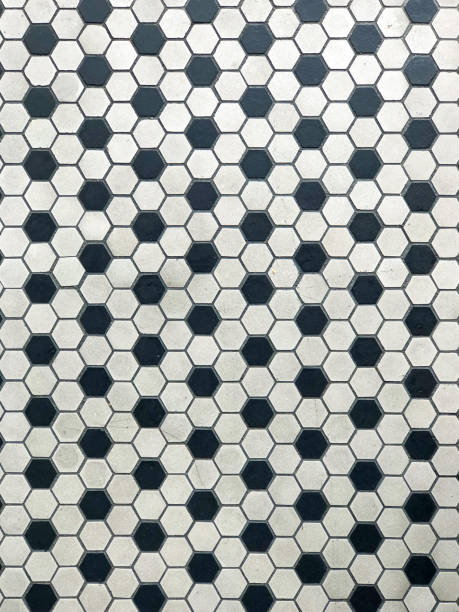 pavimentos de baldosas hexagonales en blanco y negro - hexagon tile pattern black fotografías e imágenes de stock