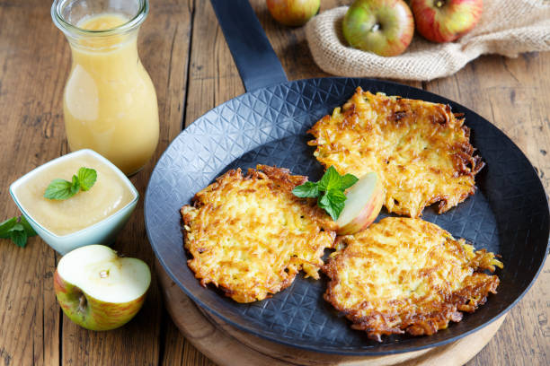 panquecas de batata com molho de maçã - roesti - fotografias e filmes do acervo