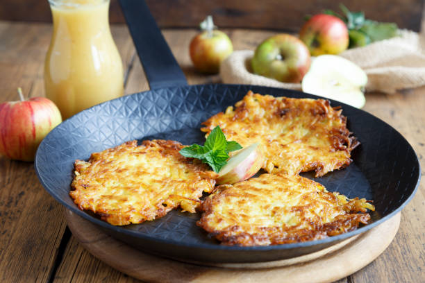 panquecas de batata com molho de maçã - roesti - fotografias e filmes do acervo