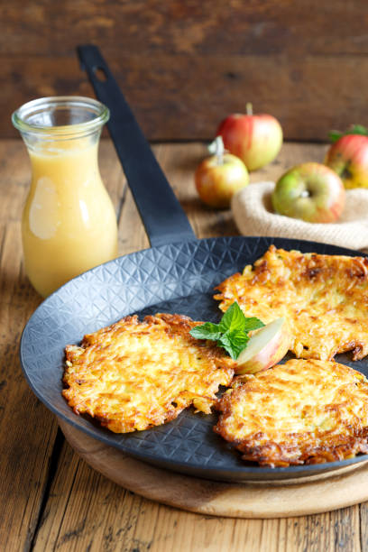 panquecas de batata com molho de maçã - roesti - fotografias e filmes do acervo