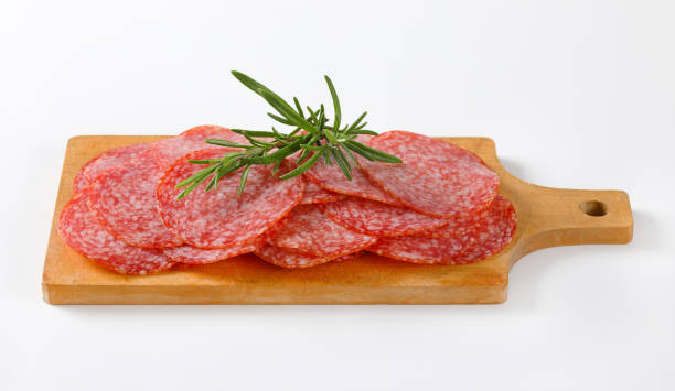 saucisse de salami finement tranchée - cold cuts thin portion salami photos et images de collection