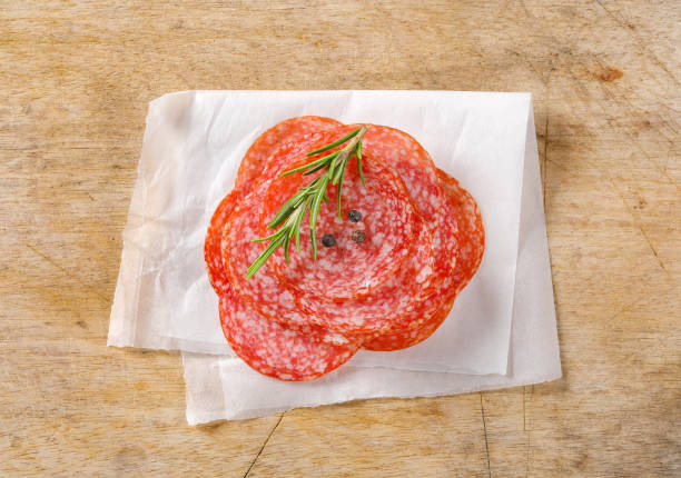 saucisse de salami finement tranchée - cold cuts thin portion salami photos et images de collection