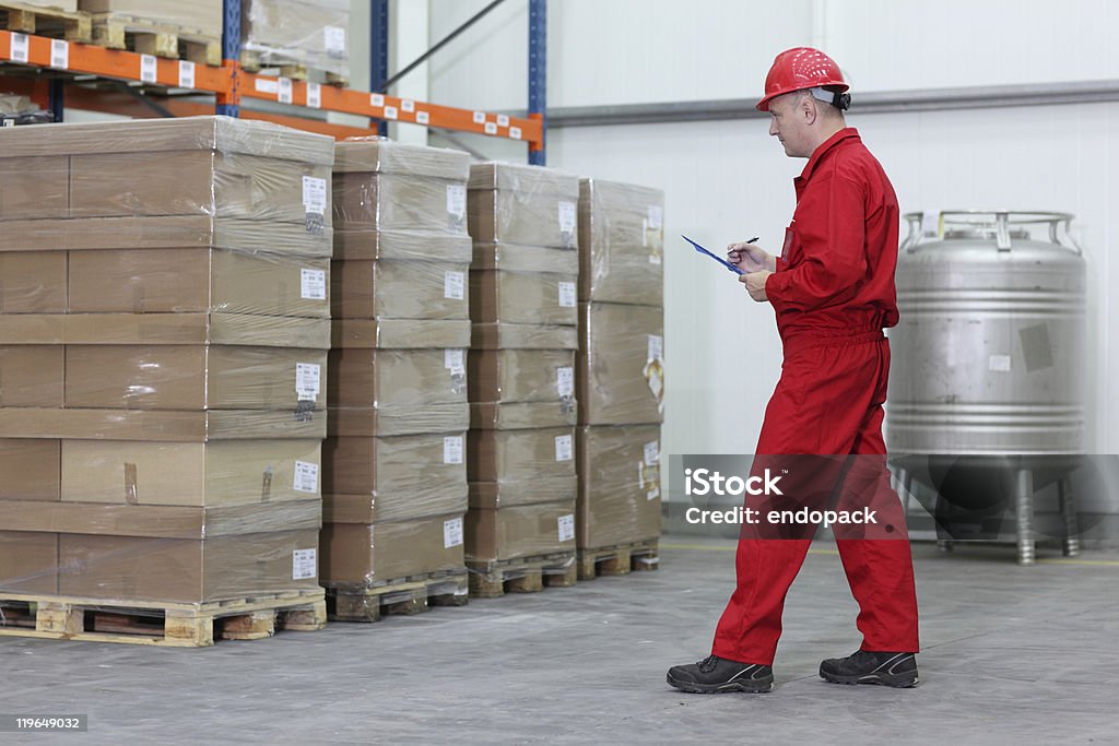 Arbeiter, die die Bestände in einem Unternehmen warehouse - Lizenzfrei Arbeiter Stock-Foto