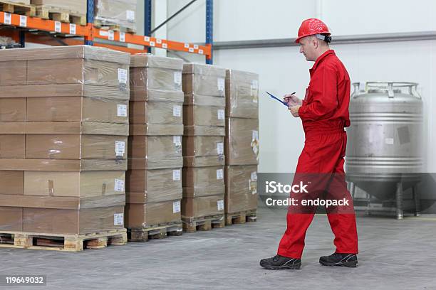 Arbeiter Die Die Bestände In Einem Unternehmen Warehouse Stockfoto und mehr Bilder von Arbeiter