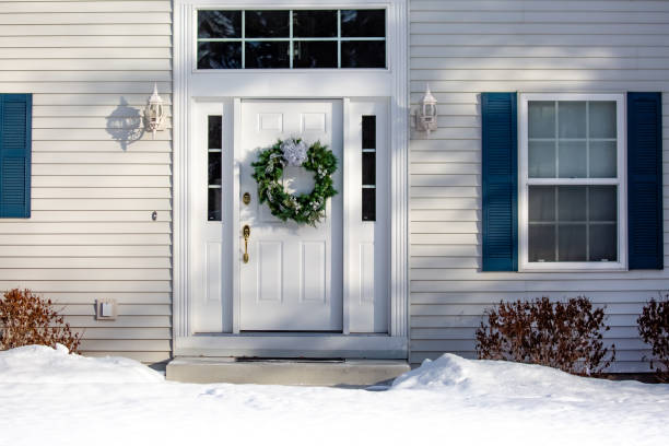 christmas wreath on the front door in winter - bow building imagens e fotografias de stock