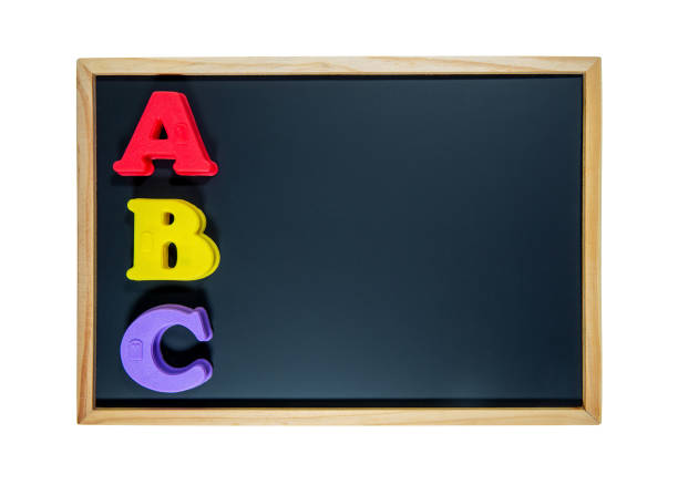 (caminho de corte) letra a b c no fundo do quadro-negro - alphabetical order elementary school building letter b education - fotografias e filmes do acervo