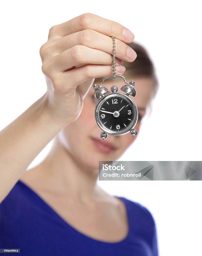 Frau hält einen kleinen Wecker in Ihrer hand - Lizenzfrei Countdown Stock-Foto