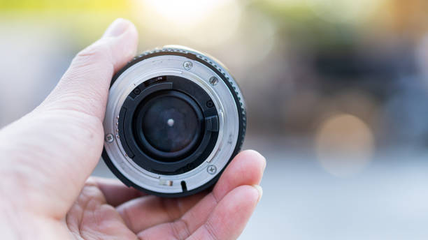 istock The mouse lens in the hand and the background 1196499834