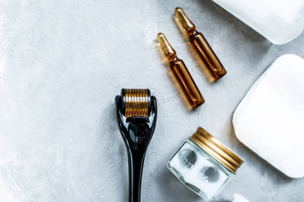 Dermaroller for medical micro needling therapy dermaroller y suero junto a una crema facial anti envejecimiento industria de la belleza dermaroller de cerca para la micro aguja médica terapia de micro agujas rodillo mesoroller para mesoterapia copiar espacio selectivo enfoque selectivo