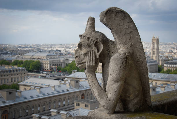 гаргулья мышления на вершине нотр-дам - gargoyle notre dame paris france architecture стоковые фото и изображения