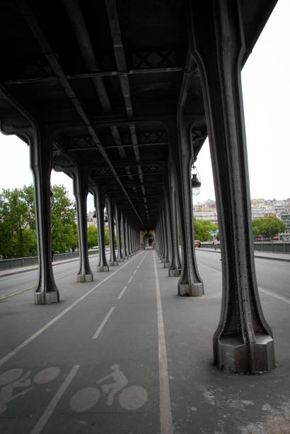 istock Inception bridge, set film 1196510195