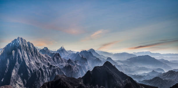 paisagem de desvanecimento da montanha de himalayas - sunrise asia china climbing - fotografias e filmes do acervo