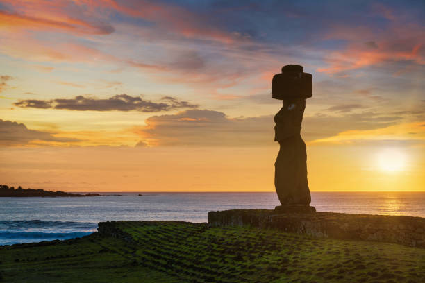 rapa nui sunset hanga roa ahu tahai moai silhouette - ahu tahai imagens e fotografias de stock