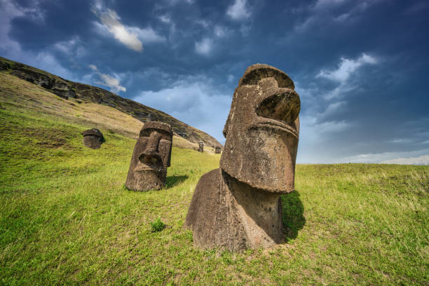 isola di pasqua rano raraku moais rapa nui - ahu tahai foto e immagini stock