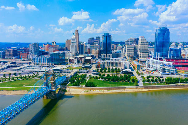 vista aerea sullo skyline di cincinnati con il fiume ohio - cincinnati foto e immagini stock