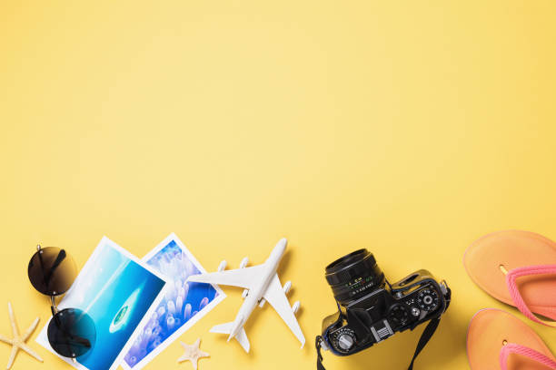 aereo giocattolo, occhiali, foto e fotocamera su sfondo giallo con spazio di copia. concetto per viaggiare in luoghi esotici - shell sea souvenir island foto e immagini stock