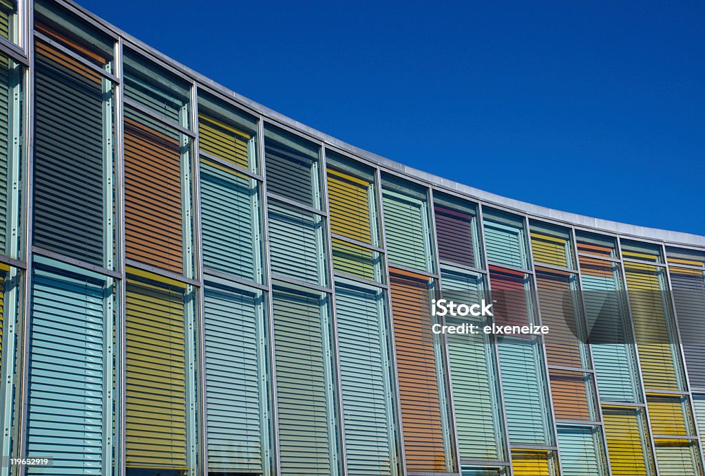 Coloridos con una fachada de vidrio - Foto de stock de Arquitectura libre de derechos