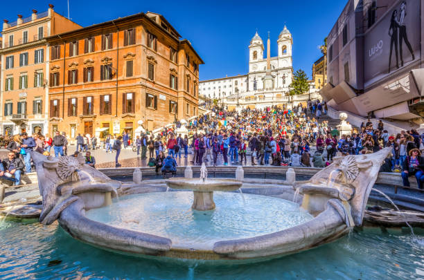 les marches espagnoles à rome avec la fontaine fontana della barcaccia - piazza di spagna spanish steps church trinita dei monti photos et images de collection