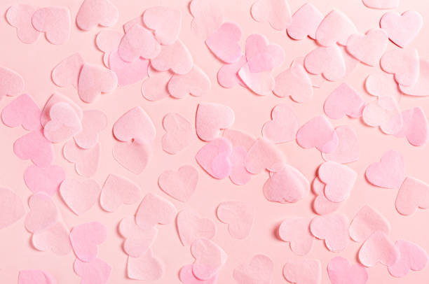 corazones rosados hechos de papel sobre un fondo rosa, vista superior - heart shape cute valentines day nostalgia fotografías e imágenes de stock