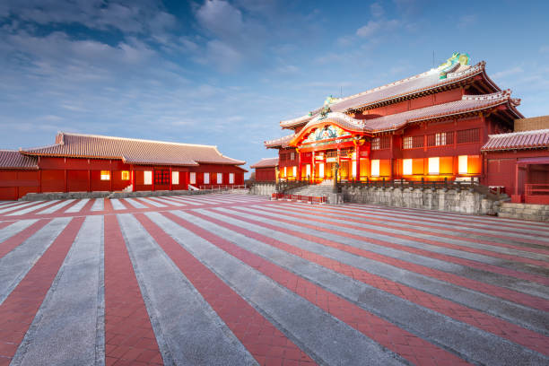 castillo histórico de shuri de okinawa, japón - shuri castle fotografías e imágenes de stock