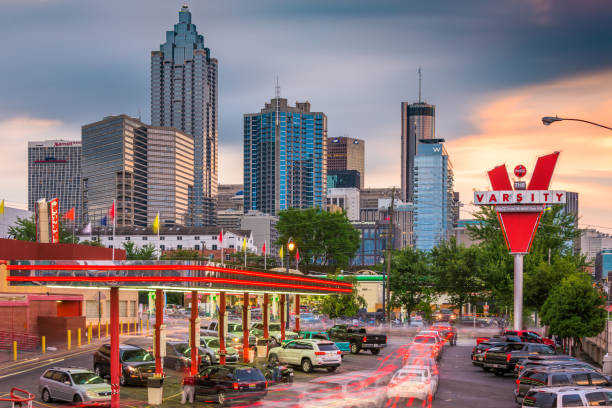 the varsity drive-in restaurant in atlanta, georgia - billboard atlanta georgia city traffic imagens e fotografias de stock