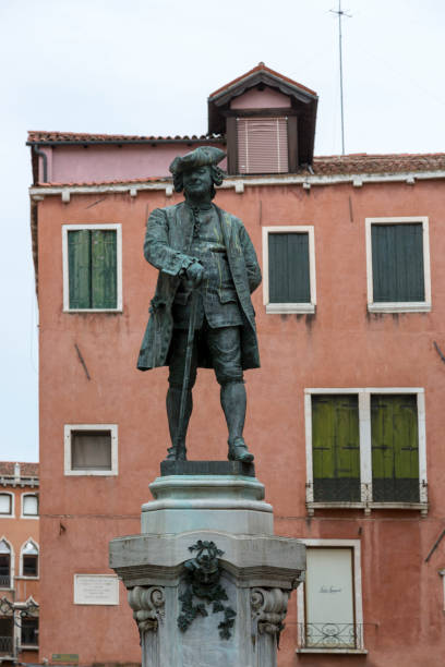 denkmal für den dramatiker carlo goldoni 1883 in venedig auf dem st. bartholomäus-platz errichtet - carlo goldoni stock-fotos und bilder