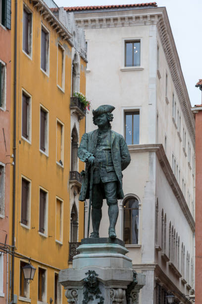 monumento ao dramaturgo carlo goldoni erguido em veneza na praça de são bartolomeu em 1883 - carlo goldoni - fotografias e filmes do acervo